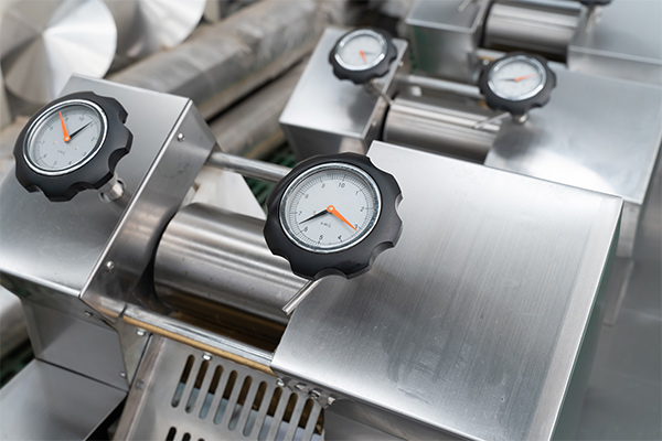 MACHINE À ROULER ET À FORMER