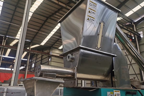 Загрузочный бункер экструдера