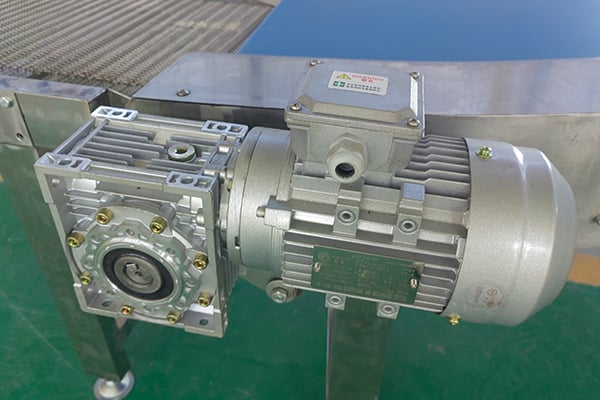 Động cơ 180° của máy tiện